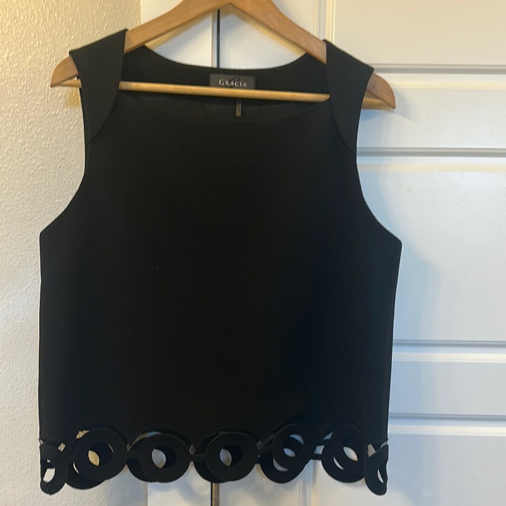 Gracia Black Sleeveless Top
